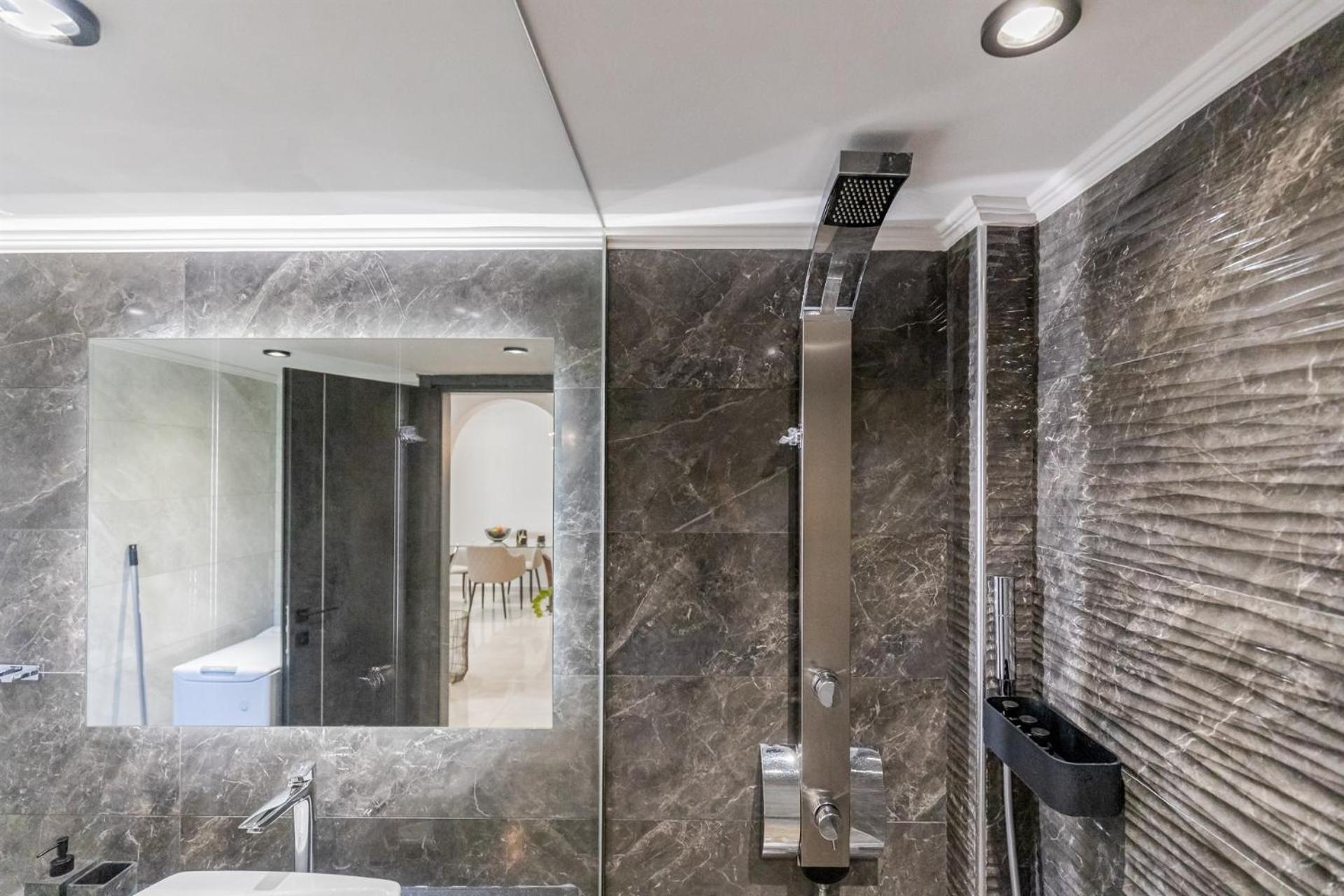 Vivian's Luxury Apartment
