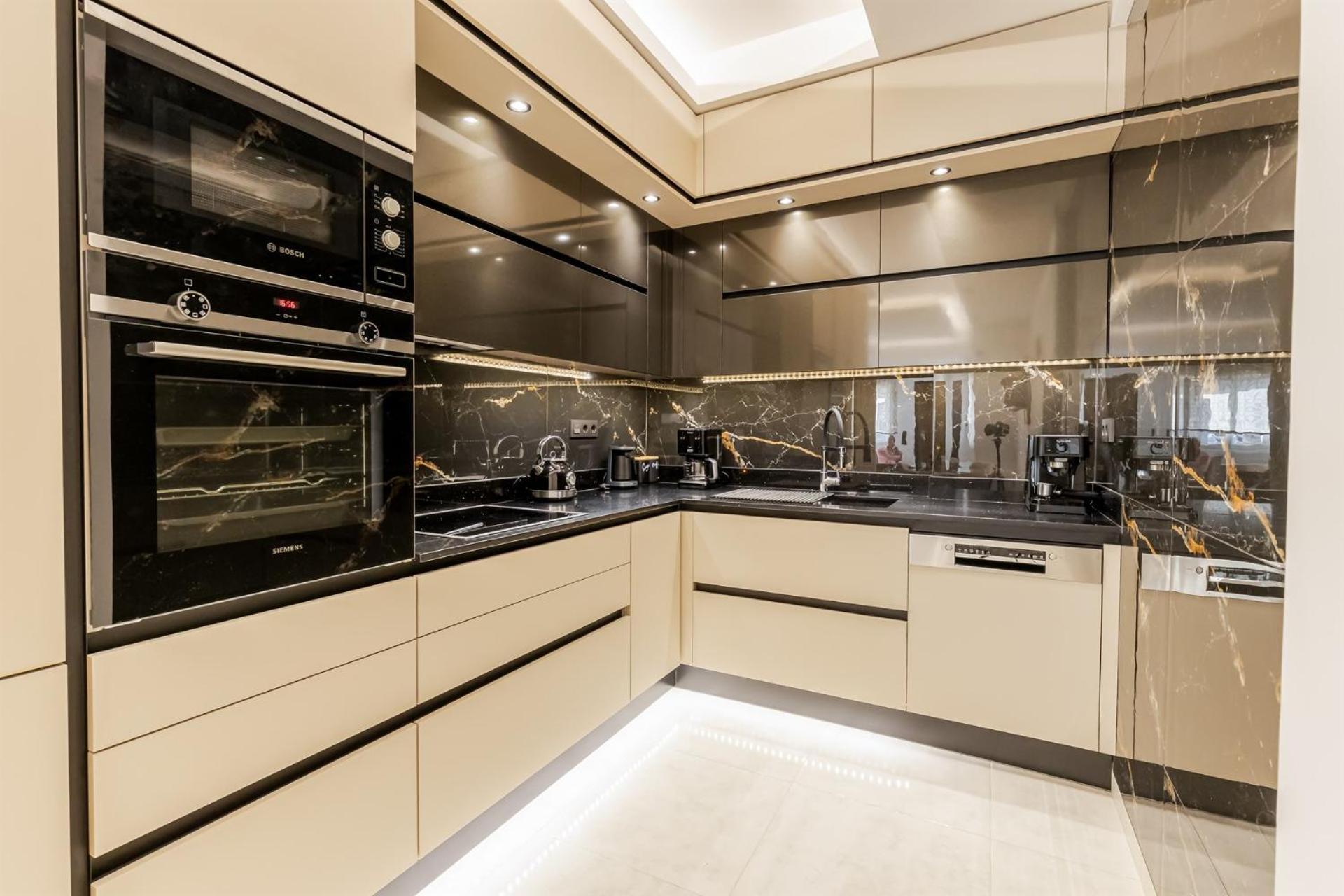 Vivian's Luxury Apartment